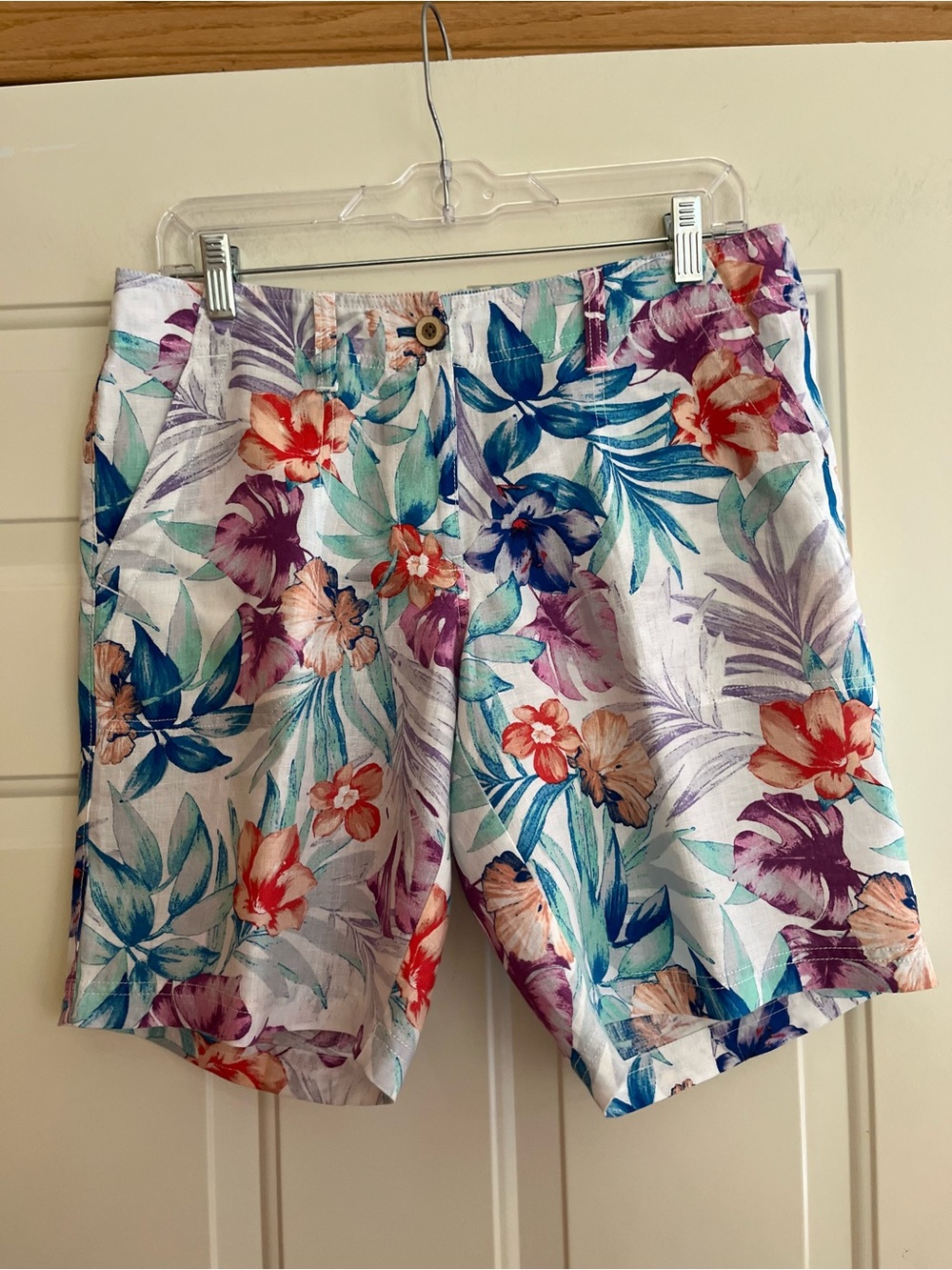 Women’s linen island inspired abstract floral resortwear Bermuda short. Size 4